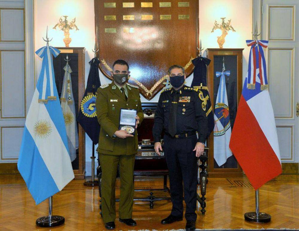 Kepala Polisi Argentina Jenderal Juan C Hernandez saat bertemu Kepala Polisi Chile Jenderal Juan Narbona Ossandón. (twitter.com/PFAOficial)
