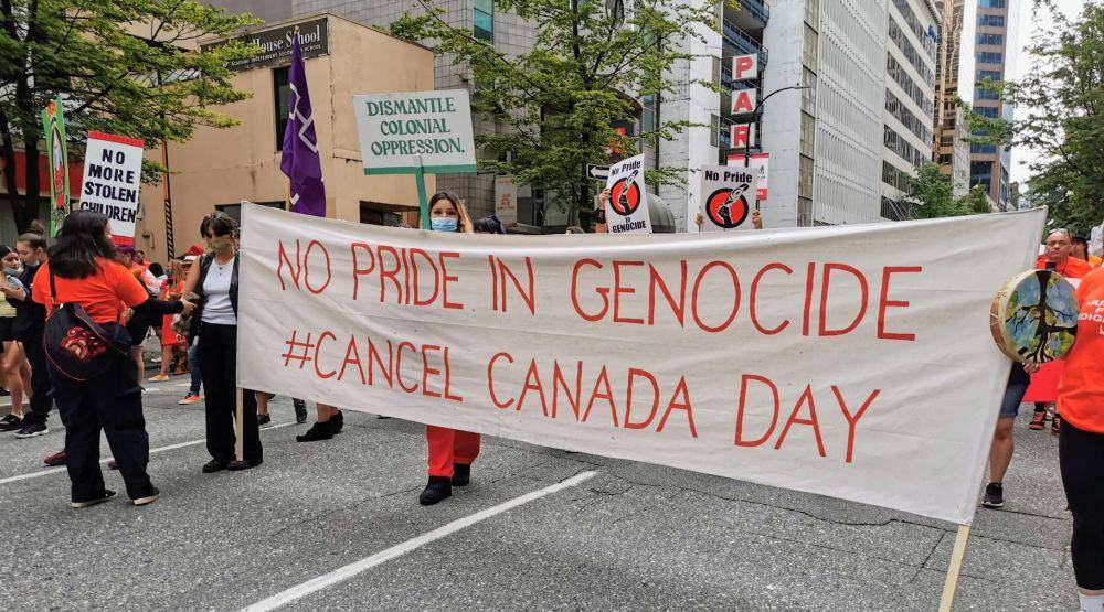 Ribuan warga Kanada demonstrasi di jalanan pada Kamis (1/7) ketika negara itu merayakan Hari Kanada. Demonstran marah atas temuan kuburan anak-anak tak bertanda dan menyerukan Cancel Canada Day. (Twitter.com/Fire This Time Movement for Social Justice)