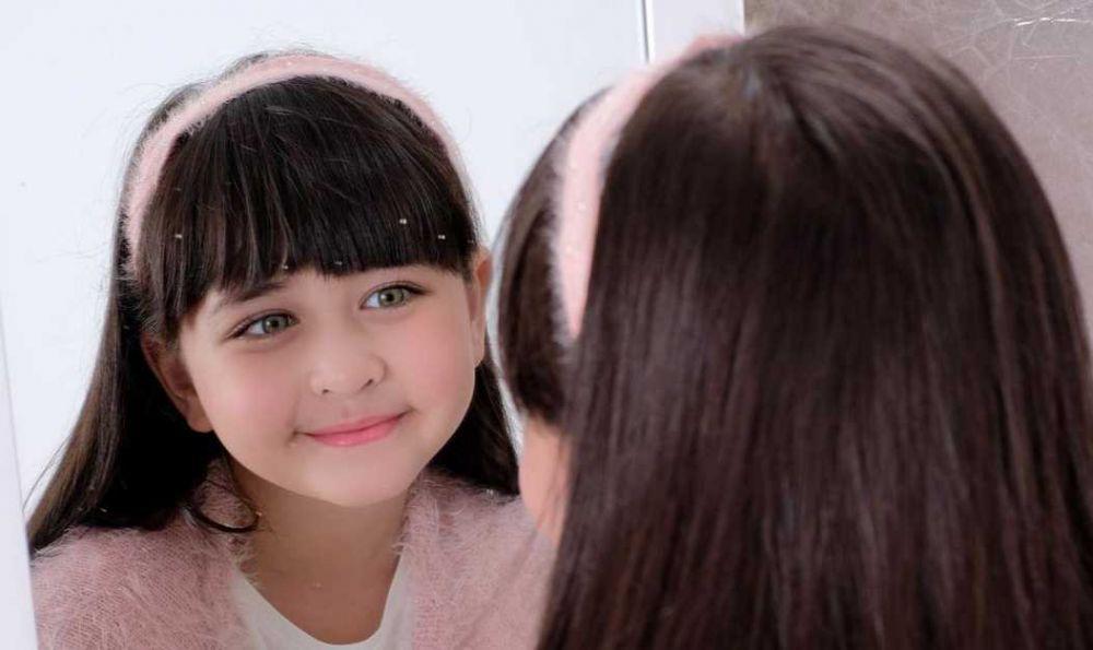 Eksis di Dunia Seni Peran, 10 Potret Ciara Brosnan yang Kian Menawan