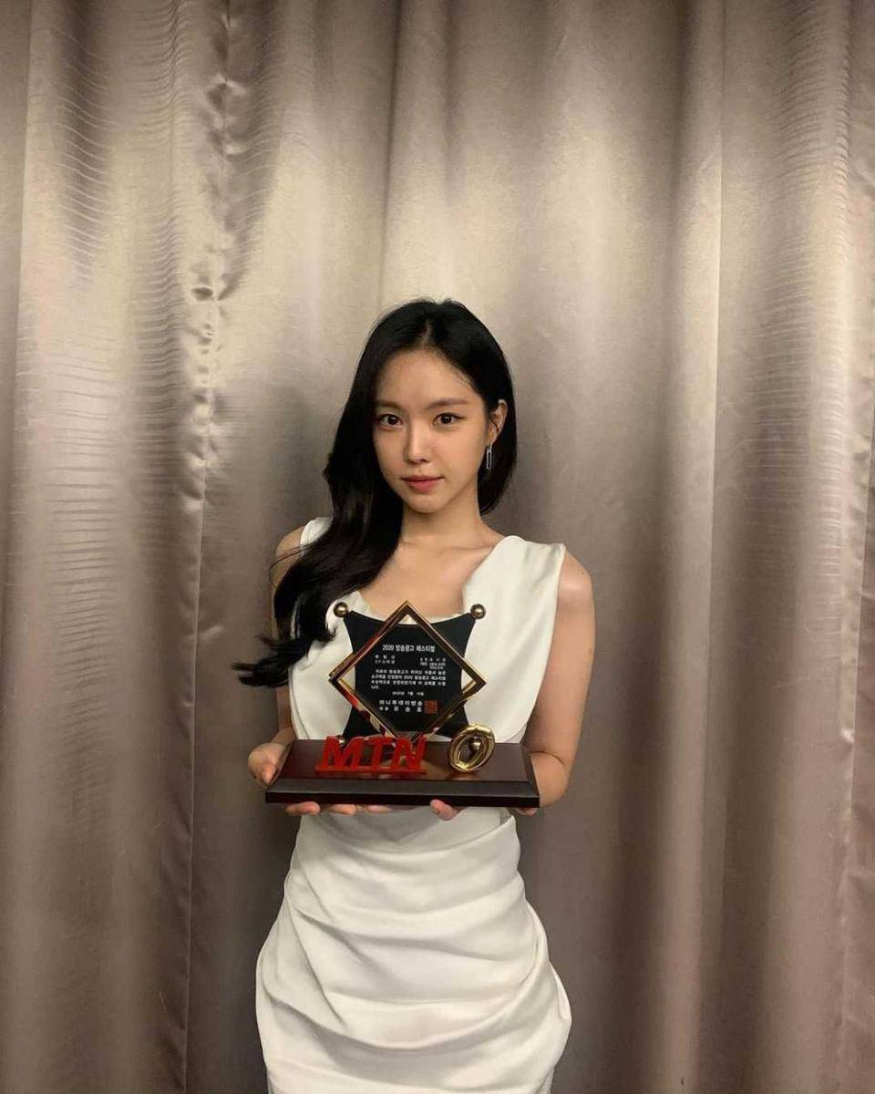 Naeun A Pink (instagram.com/marcellasne_)