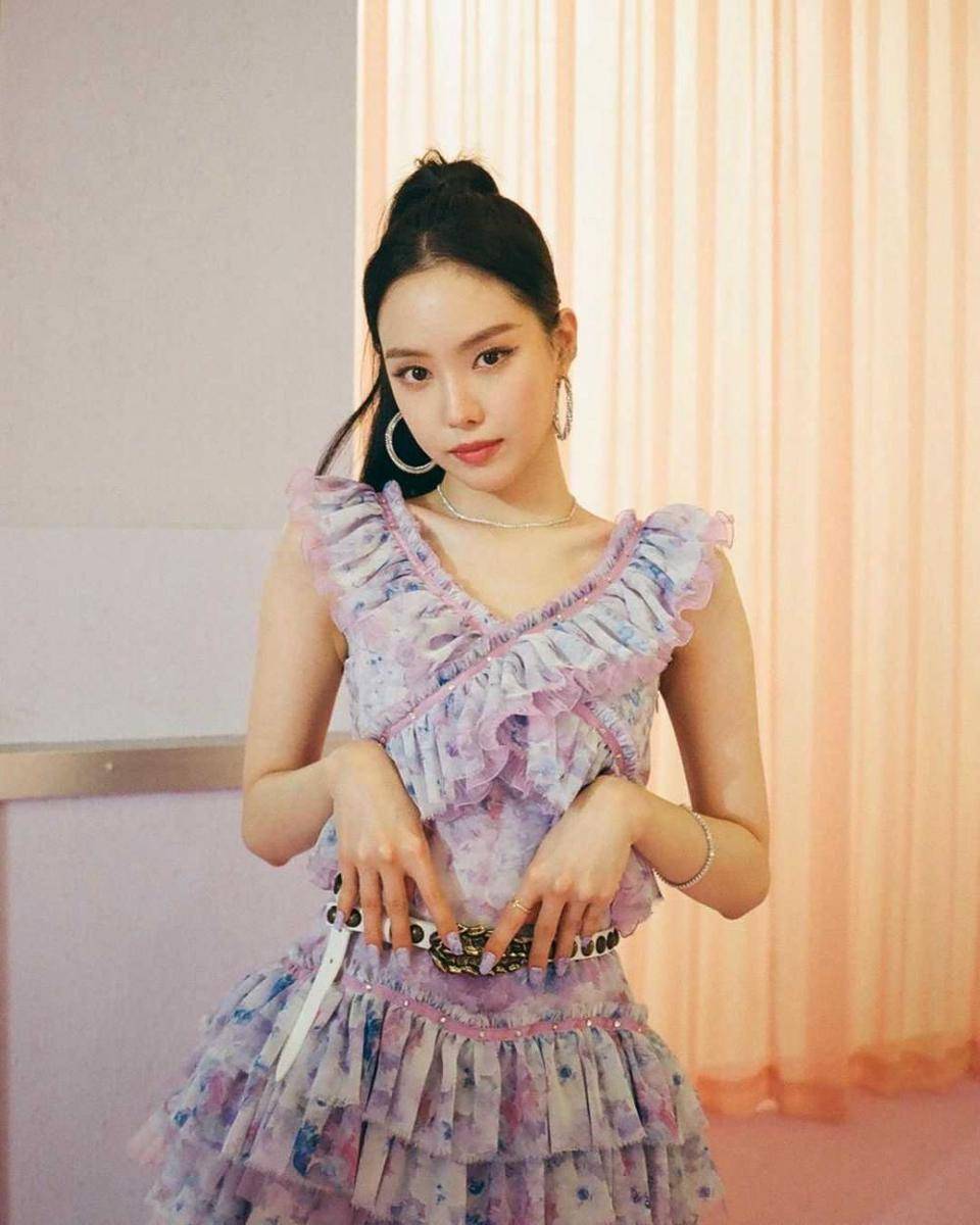 Naeun A Pink (instagram.com/marcellasne_)