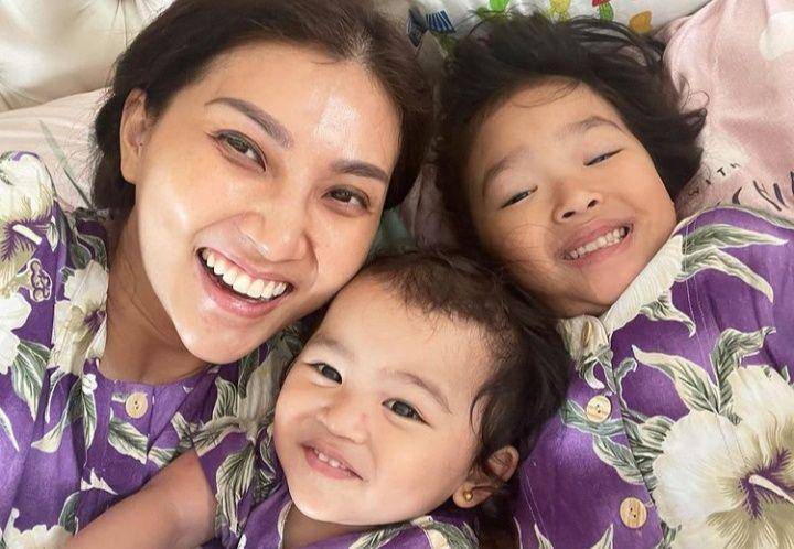 Sarwendah bersama kedua putrinya (instagram/sarwendah29)