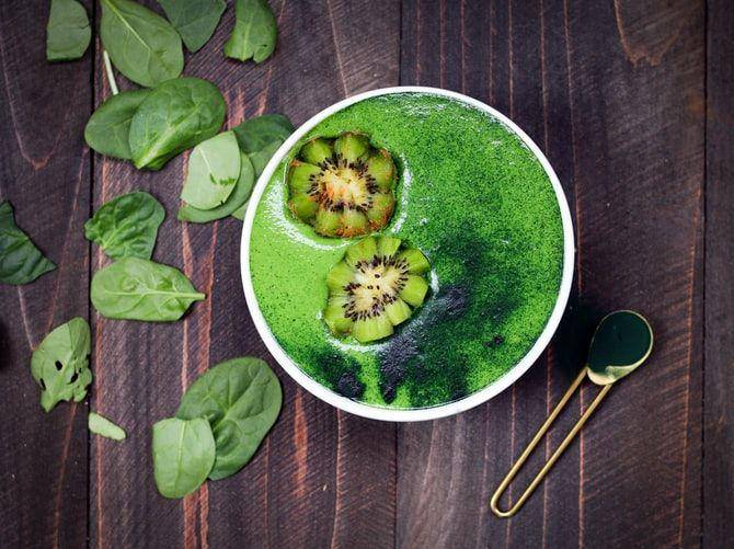 kiwi smoothie bowl (unsplash.com/Kimzy Nanney)