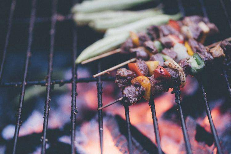 beef and pineapple kabobs (unsplash.com/Tuân Nguyễn Minh)