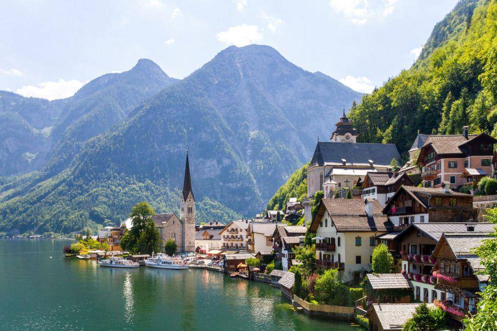 Hallstatt, Austria (unsplash.com/Dimitry Anikin)