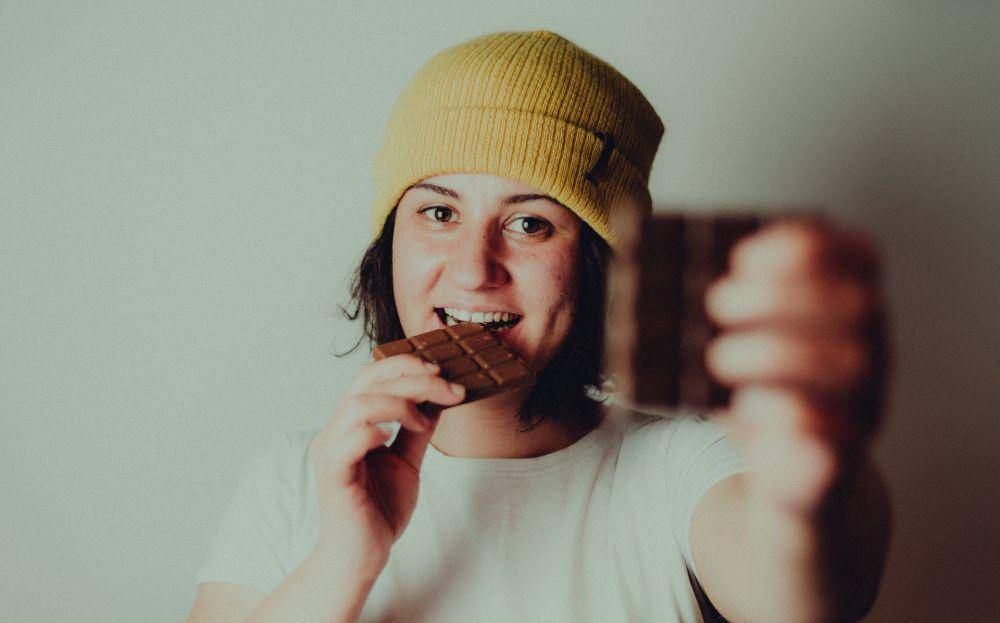 ilustrasi makan cokelat (unsplash.com/Tamas Pap)