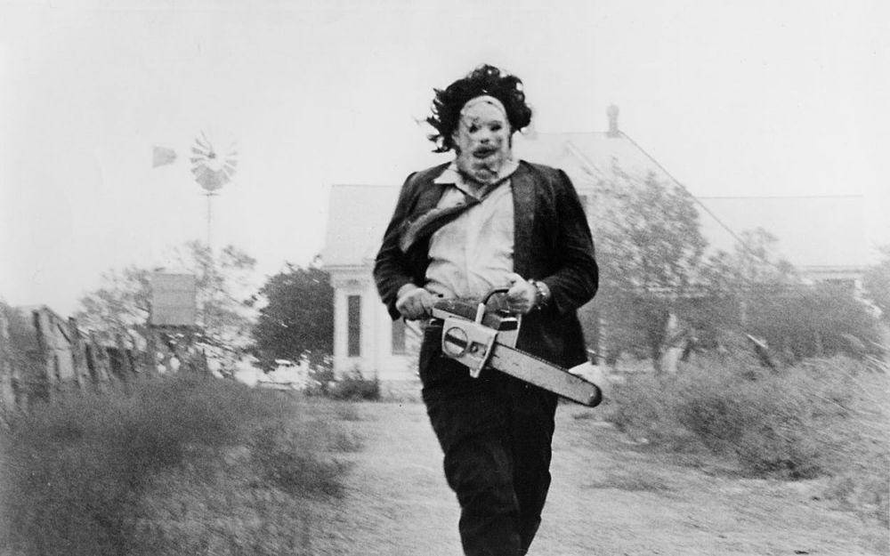 Sosok pembunuh berantai dalam film The Texas Chainsaw Massacre (texasmonthly.com)