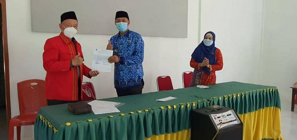 Mahasiswa KKN Profesi Kesehatan Universitas Hasanuddin ke-60 saat diterima oleh pihak salah satu kecamatan di Kabupaten Jeneponto pada 17 Juni 2021. (Dok. Direktorat Komunikasi Universitas Hasanuddin)