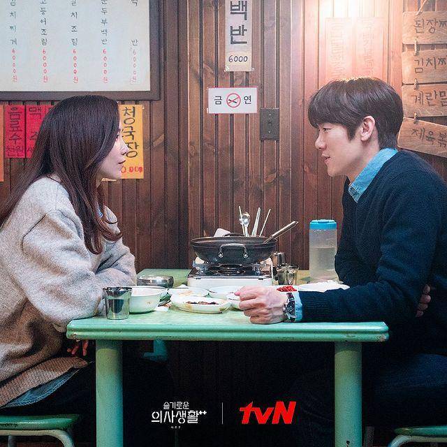 Ahn Jung Won dan Jang Gyeol Wool di KDrama Hospital Playlist (instagram.com/hospitalplaylist_official)