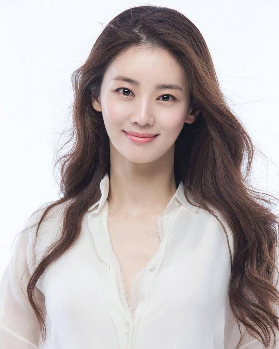Lee Ga Ryeong (instagram.com/viollet1002)