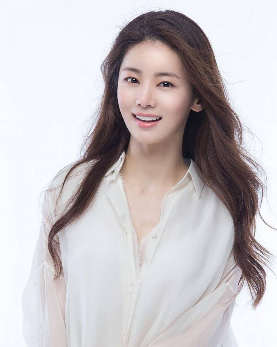 Lee Ga Ryeong (instagram.com/viollet1002)