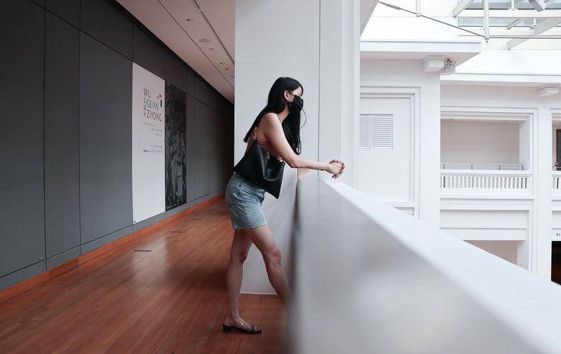 Ilustrasi perempuan di balkon (unsplash.com/lbob)
