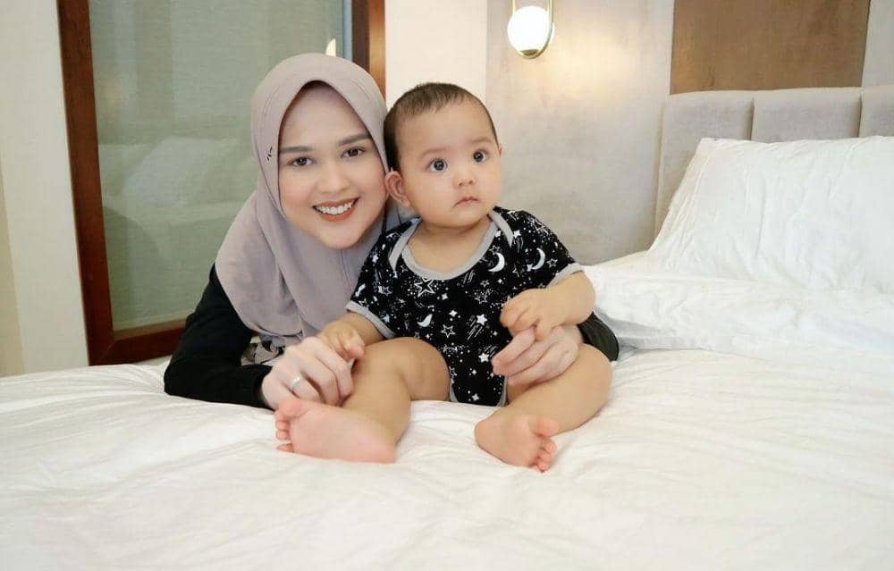 Jadi Sorotan, 10 Potret Sabar Cut Meyriska Momong Anak