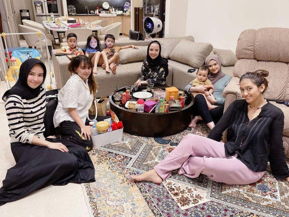 Cut Meyriska (instagram.com/cutratumeyriska)