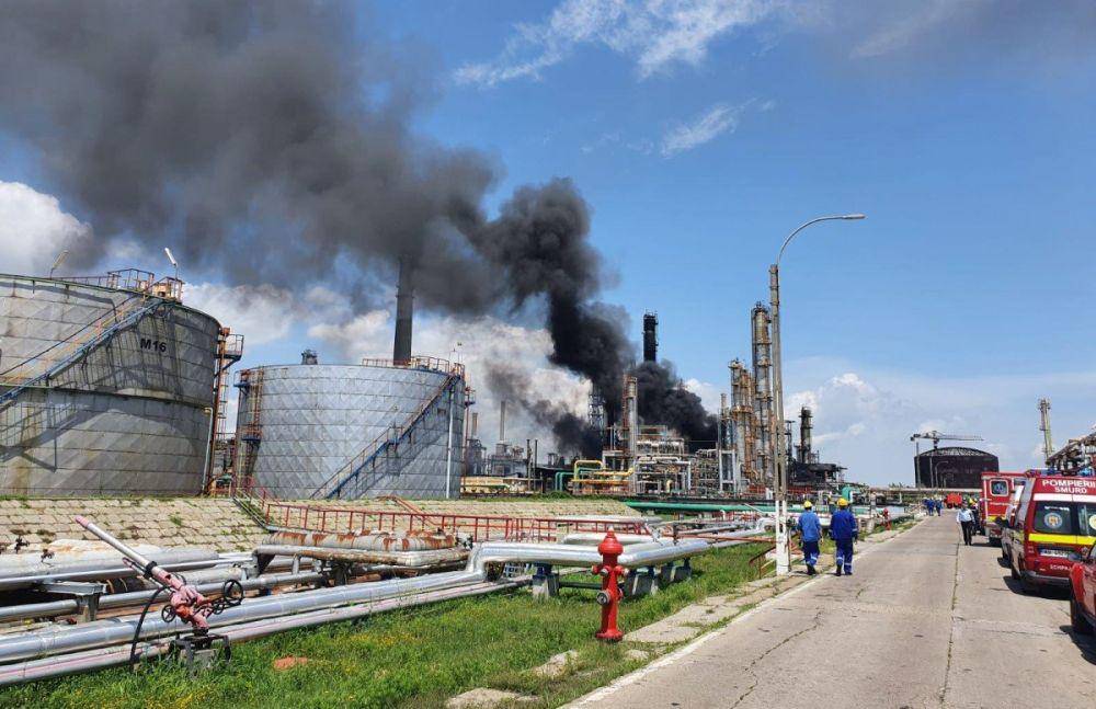 Suasana usai insiden ledakan di kilang minyak Petromidia, Rumania. (twitter.com/romanya_haber)