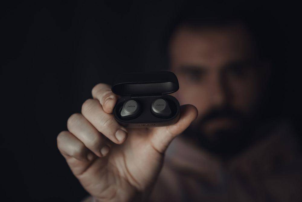 ilustrasi seorang laki-laki menunjukkan earphone Bluetooth (unsplash.com/Unar Binay)