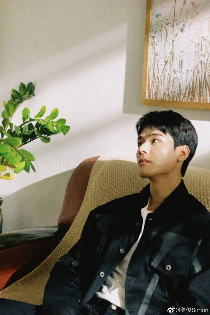 9 Potret Gong Jun yang Bakal Comeback Drama bareng Dilraba Dilmurat