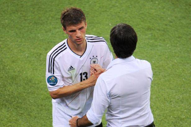 Thomas Muller dan Joachim Low (mirror.co.uk)