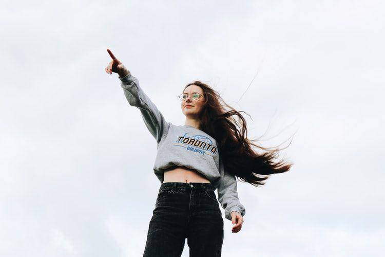 ilustrasi perempuan berdiri (unsplash.com/Thomas Mowe)