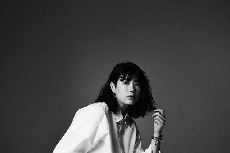 ilustrasi perempuan serius (unsplash.com/micah williams)