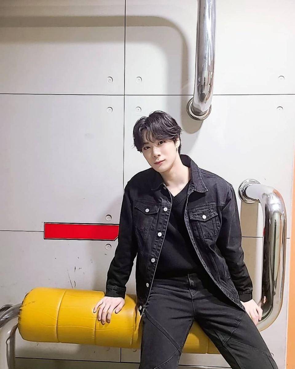 Outfit kasual ala Moonbin ASTRO (Instagram.com/moon_ko_ng)