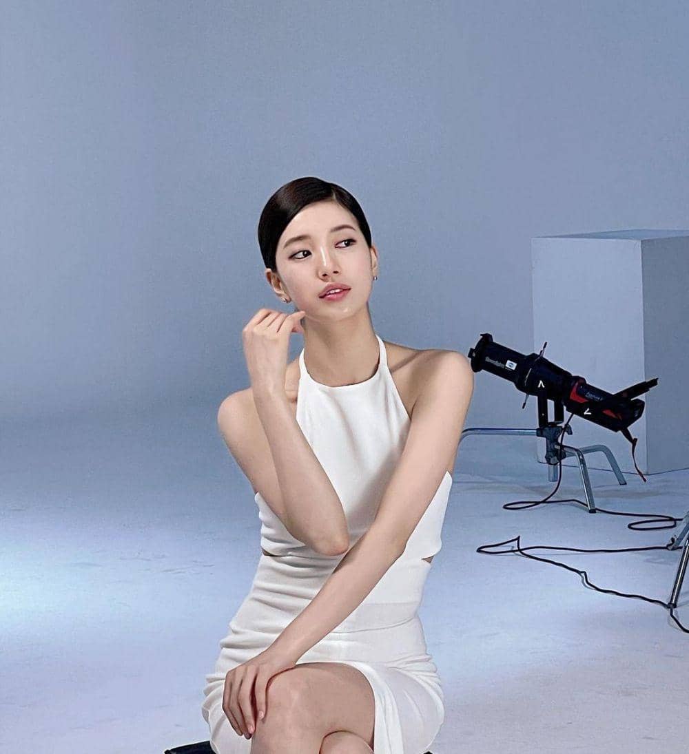 9 Potret Bae Suzy dengan Halter Neck Style, Menawan Banget!