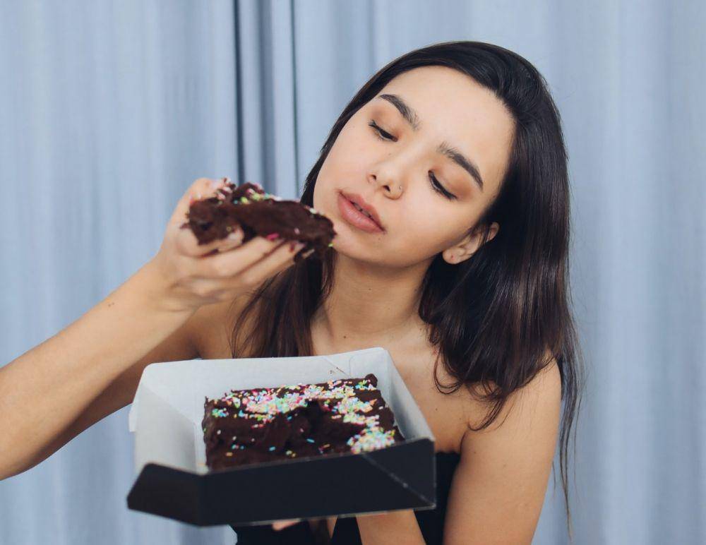 ilustrasi menikmati makanan sendirian (pexels.com/Polina Tankilevitch)