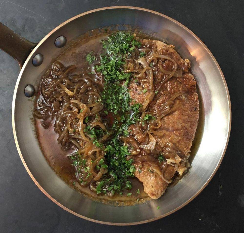 foie de veau à la lyonnaise (instagram.com/stephencooksfrench)