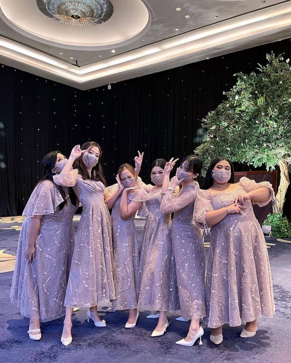 Gaya bridesmaid Danita Sigarlaki (instagram.com/danitasigarlaki)
