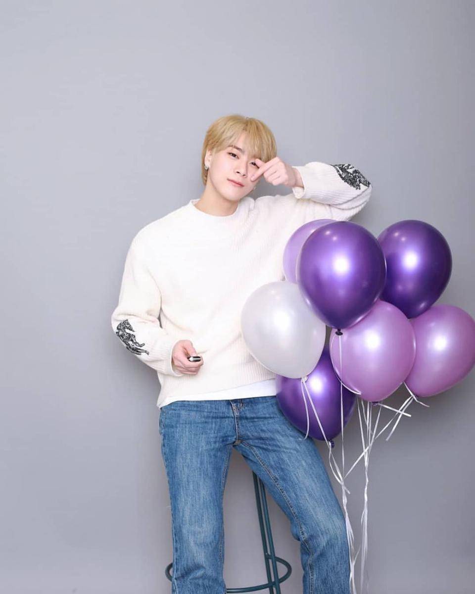Outfit kasual ala Moonbin ASTRO (Instagram.com/moonbin_dalkong)