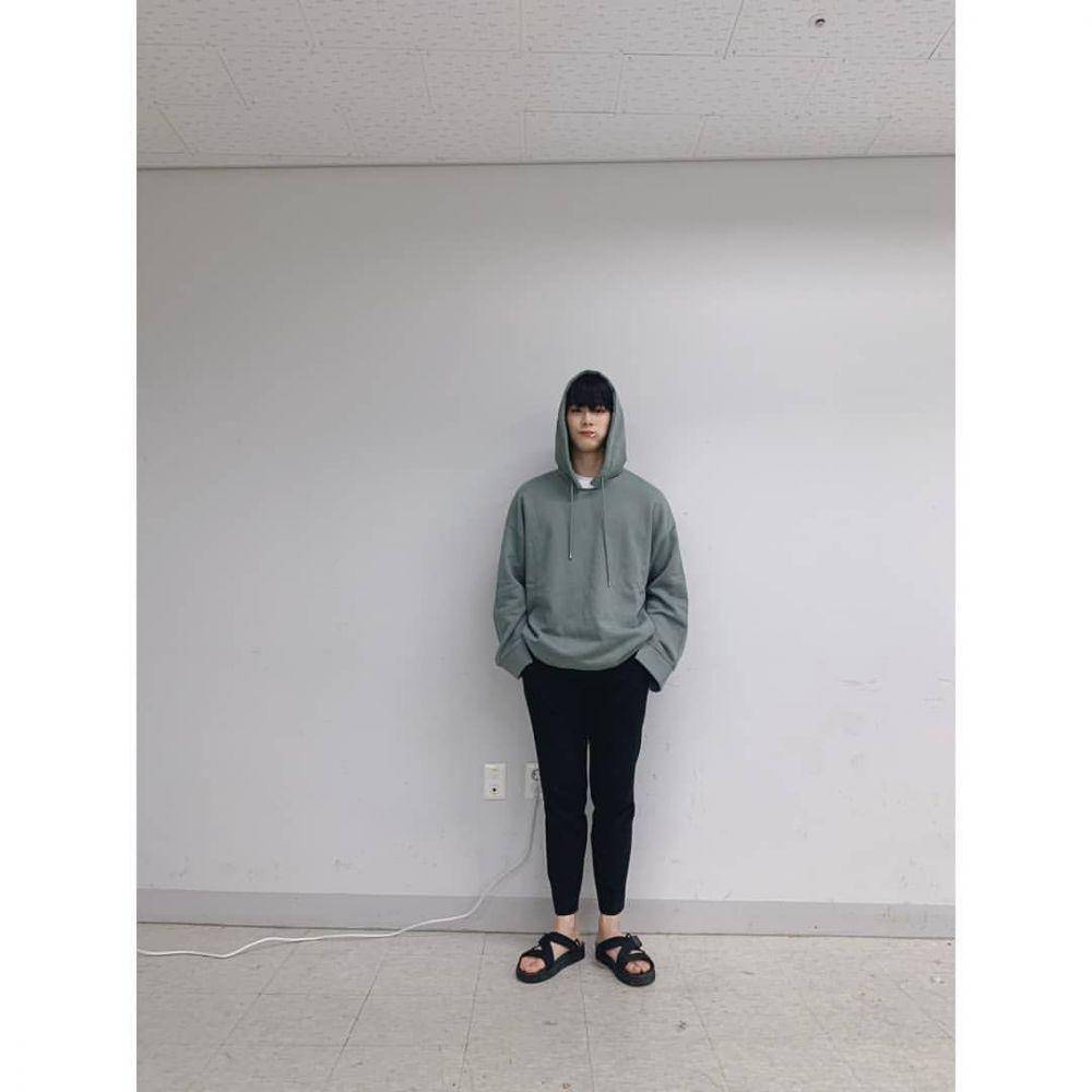 Outfit kasual ala Moonbin ASTRO (Instagram.com/moon_ko_ng)