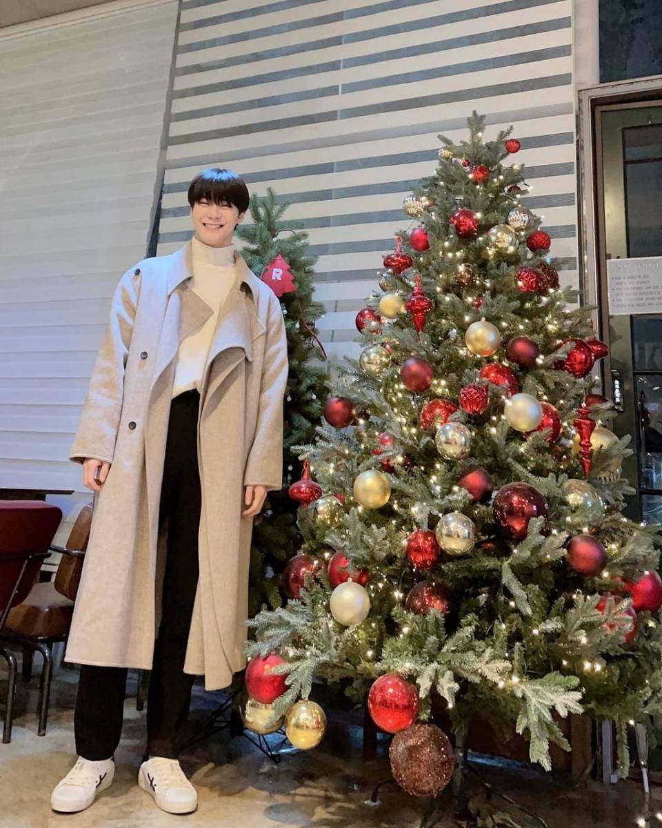 Outfit kasual ala Moonbin ASTRO (Instagram.com/moon_ko_ng)
