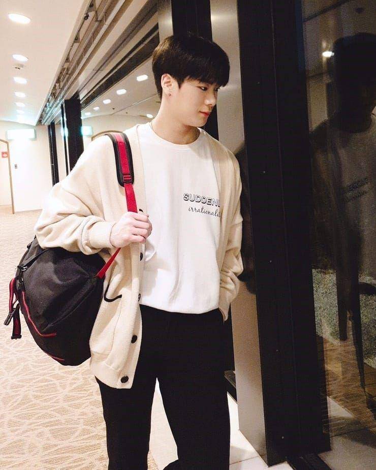 Outfit kasual ala Moonbin ASTRO (Instagram.com/moonbin_dalkong)