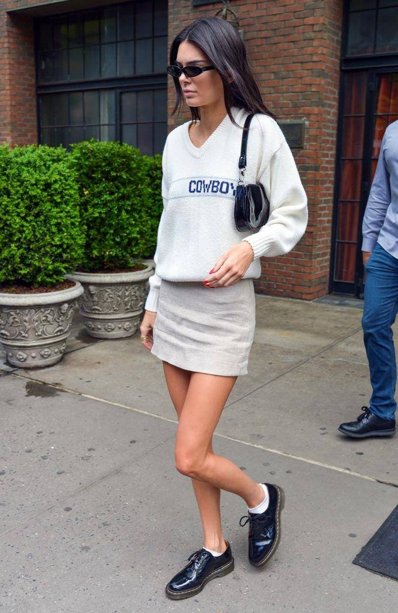 penampilan Kendall Jenner dengan outfit putih (thezoereport.com)