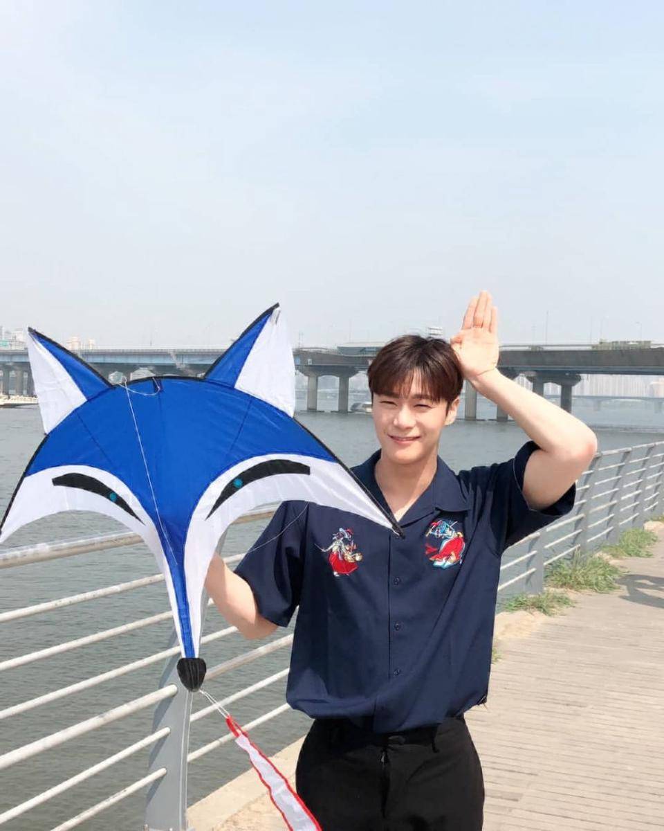 Outfit kasual ala Moonbin ASTRO (Instagram.com/moon_ko_ng)