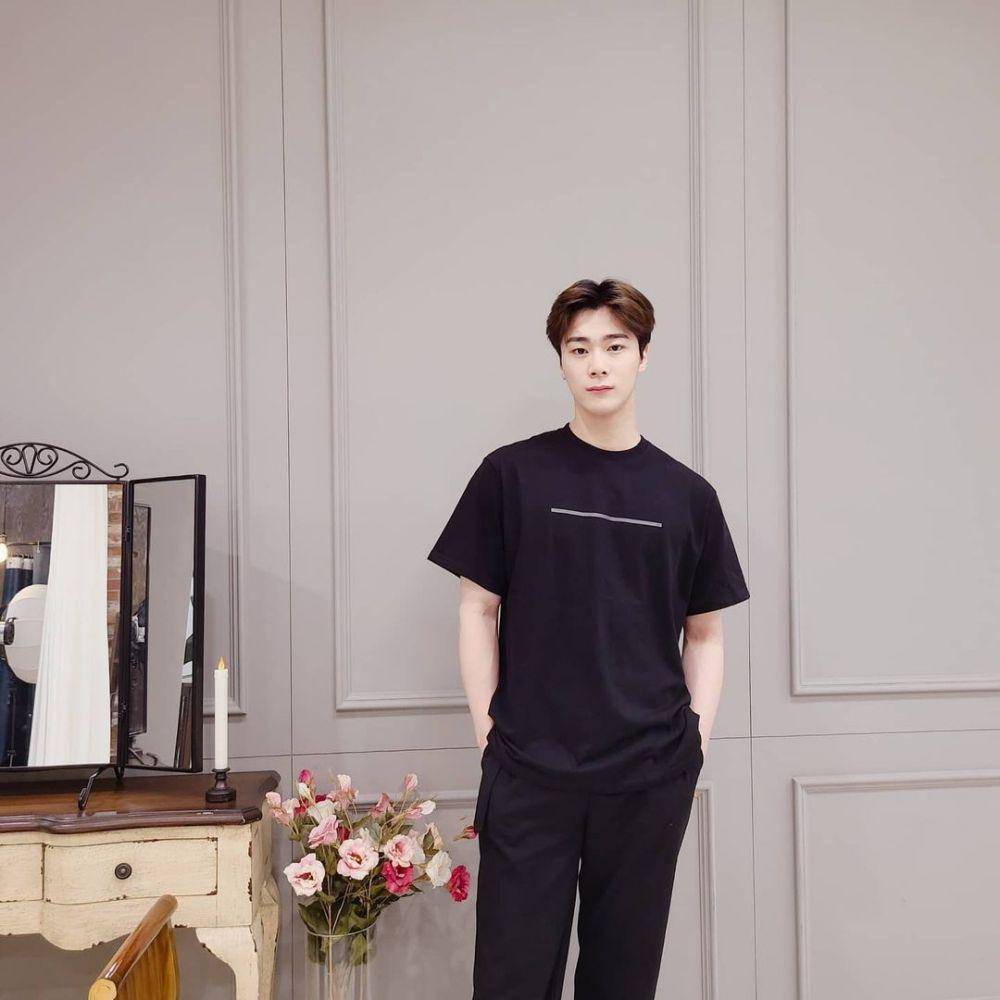 Outfit kasual ala Moonbin ASTRO (Instagram.com/moon_ko_ng)