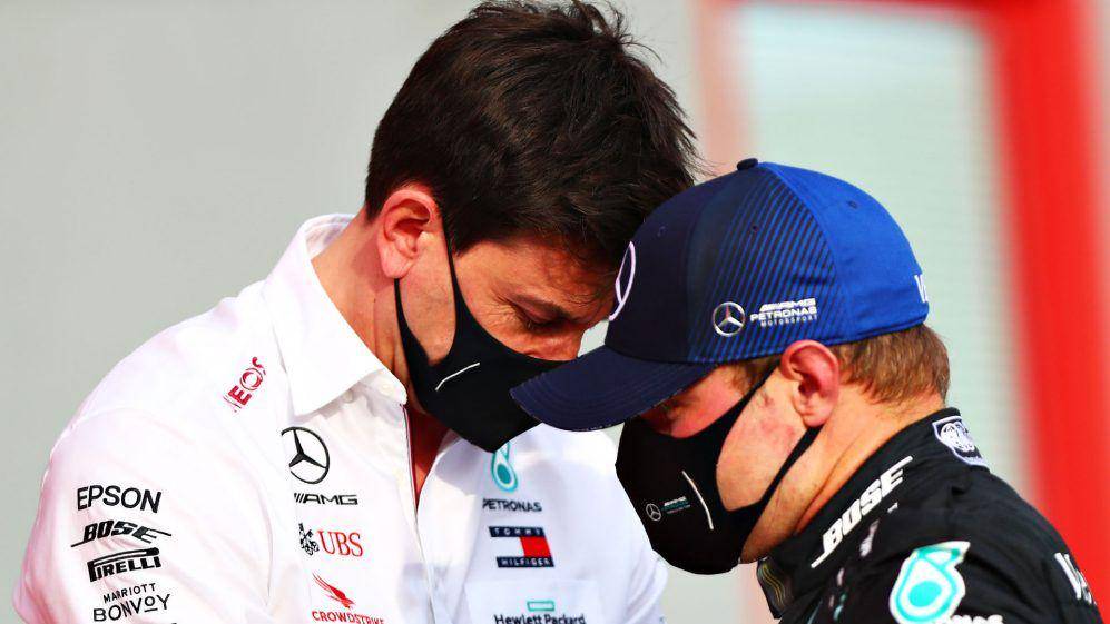 Bottas bersama dengan Team Principal Mercedes Toto Wolff (formula1.com)