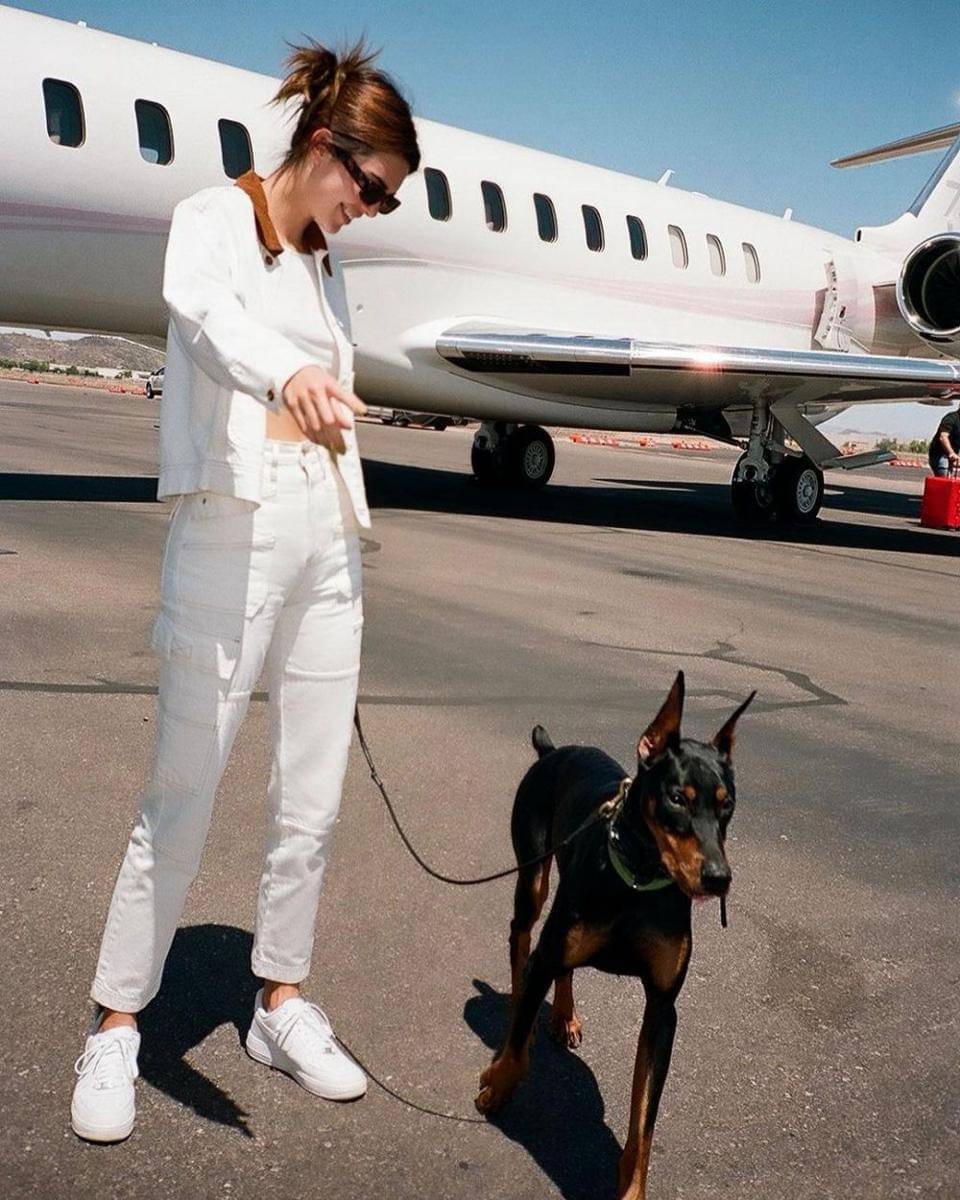 penampilan Kendall Jenner dengan outfit putih (instagram.com/kendalljenner)