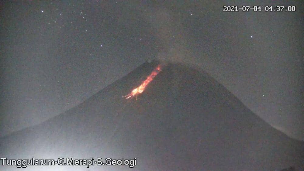 Minggu Dini Hari, Merapi Luncurkan Awan Panas Sejauh 1,5 Km