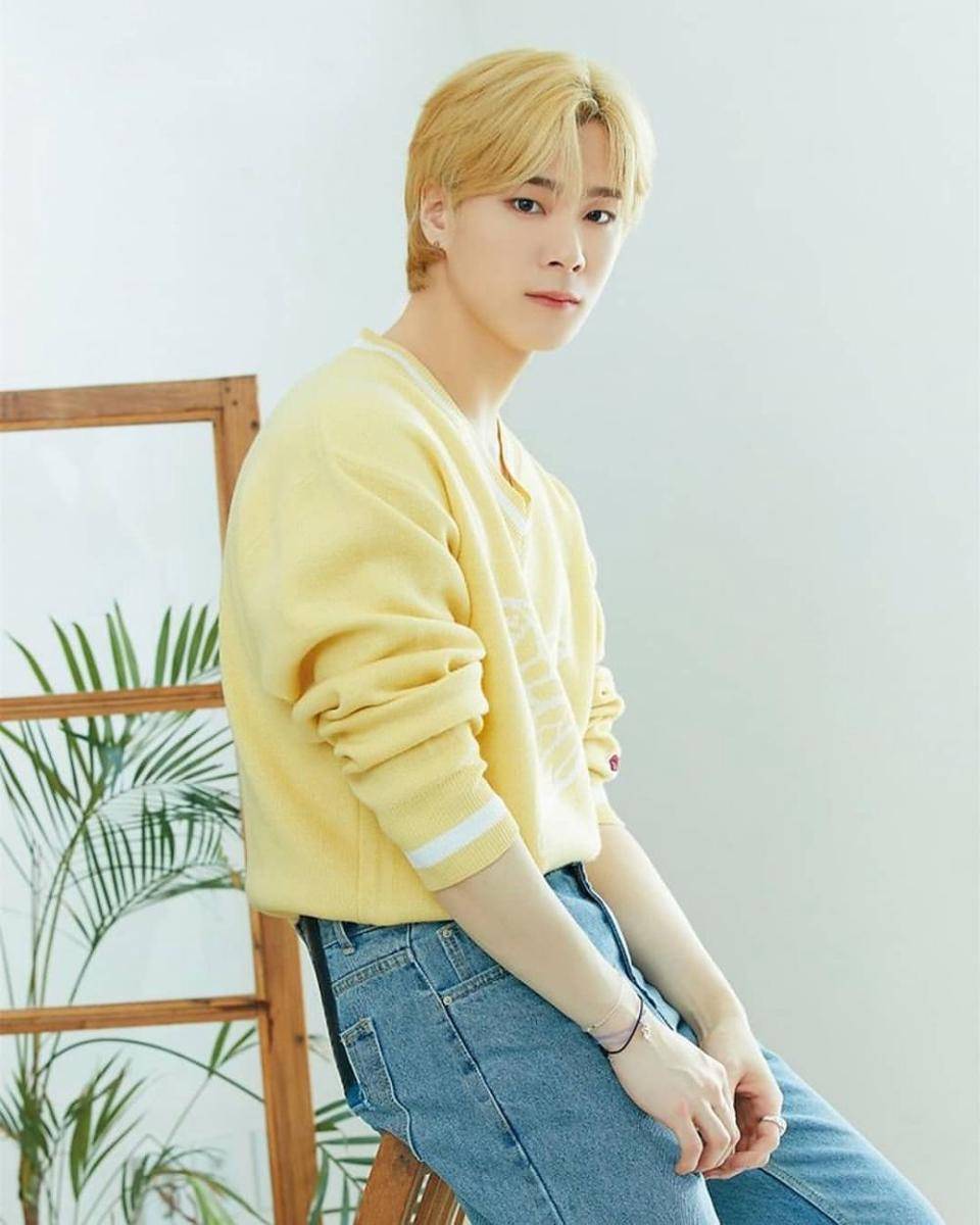 Outfit kasual ala Moonbin ASTRO (Instagram.com/moonbin_dalkong)