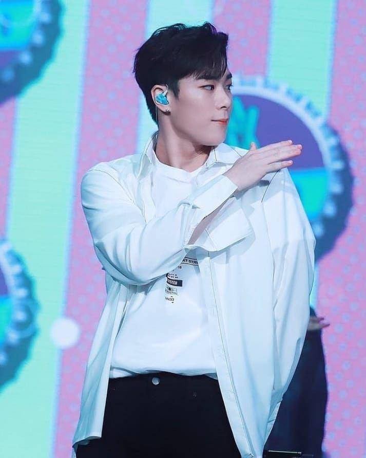 Outfit kasual ala Moonbin ASTRO (Instagram.com/moonbin_dalkong)