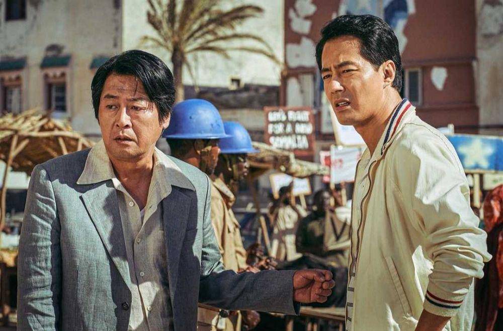 Kim Yun Seok dan Zo In Sung di cuplikan film Escape from Mogadishu (instagram.com/lotteent.movie)