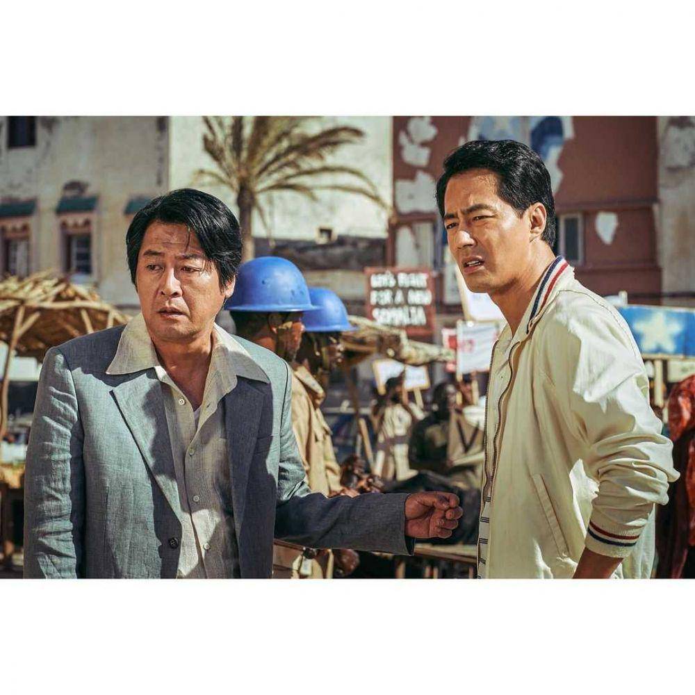 Kim Yun Seok dan Zo In Sung di cuplikan film Escape from Mogadishu (instagram.com/lotteent.movie)