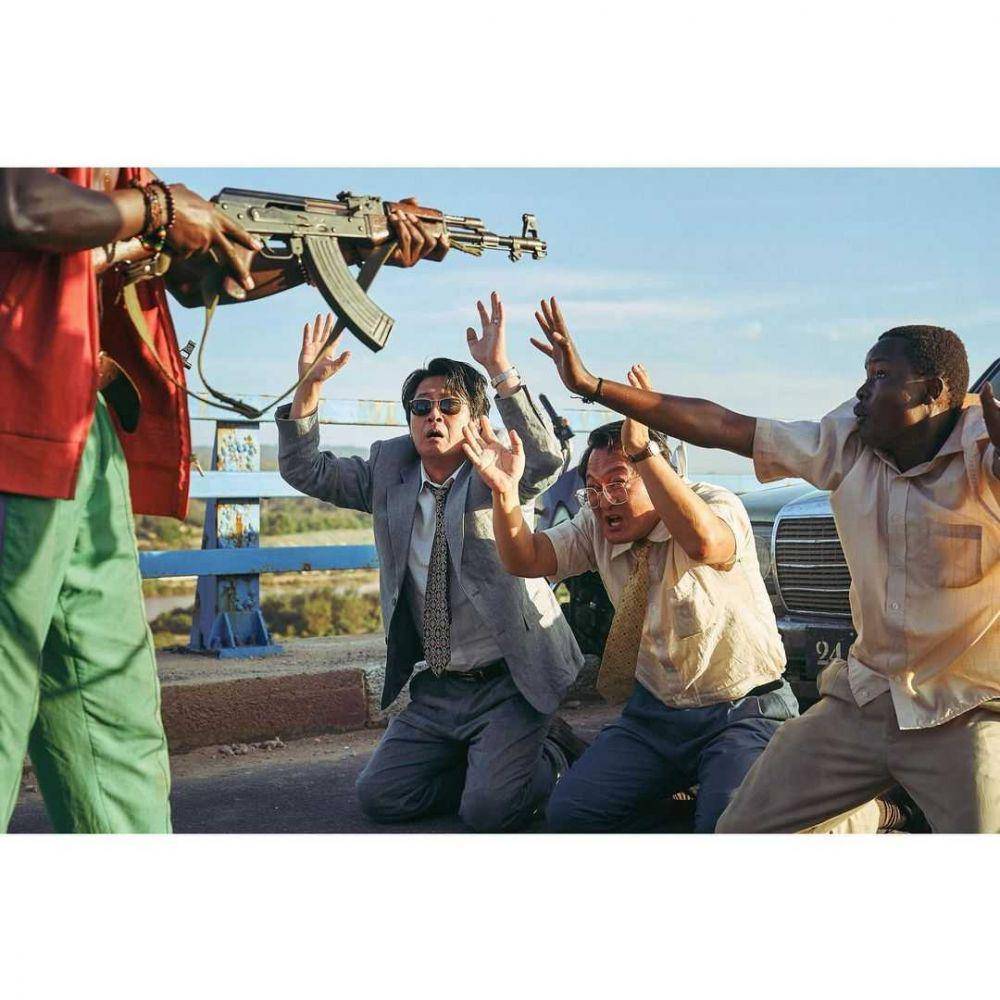 Kim Yun Seok dan Jeong Mank Sik di cuplikan film Escape from Mogadishu (instagram.com/lotteent.movie)