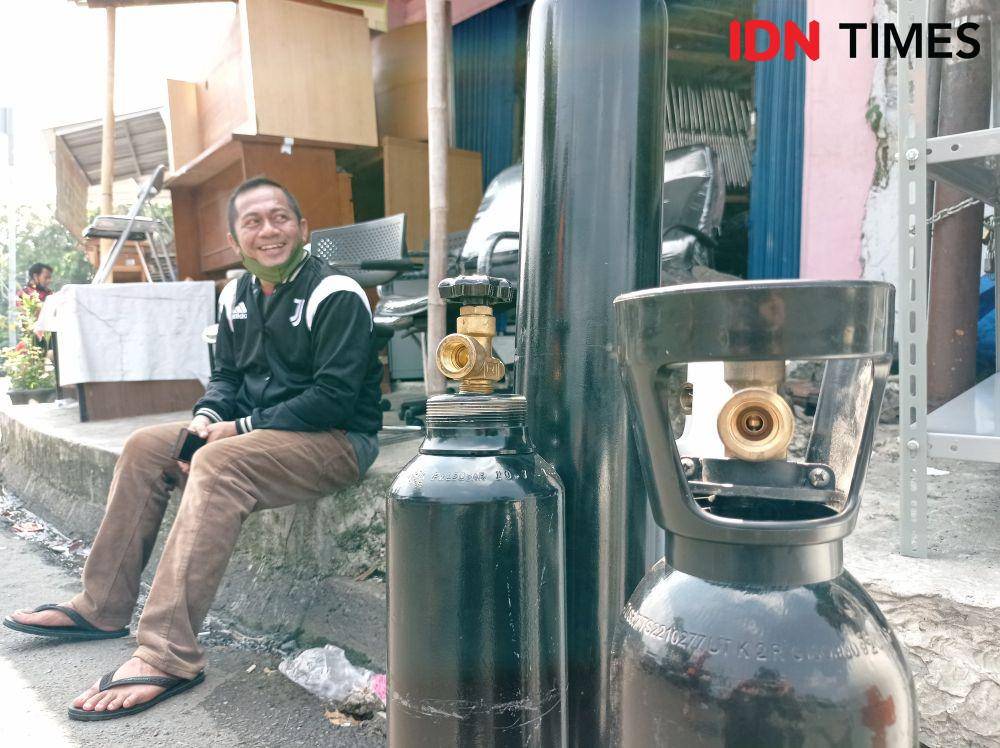 Atrean panjang pengisian tabung oksigen di Jakarta Selatan. (IDN Times/Sachril Agustin Berutu)