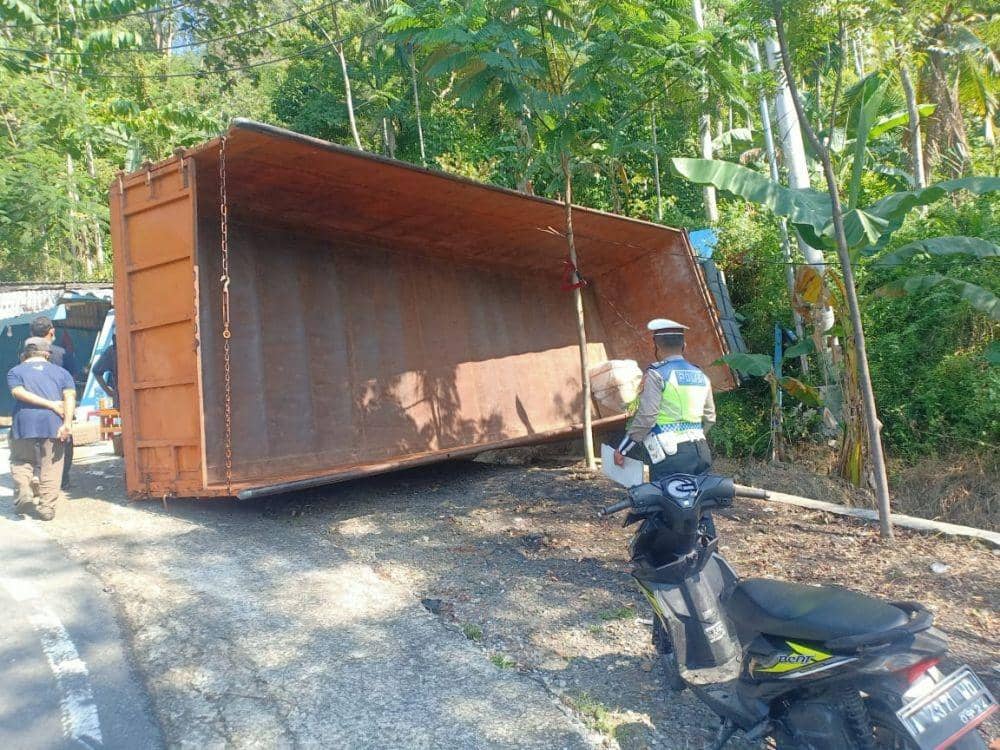 Fuso Tabrak Pos Base Kamp Derek di Tanggamus, Satu Warga Meninggal