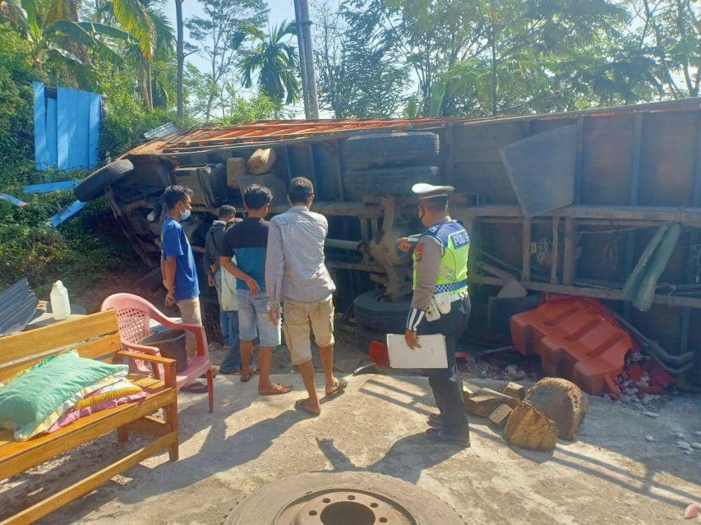Fusa tabrak Pos Derek di Tanggamus (IDN Times/Istimewa)