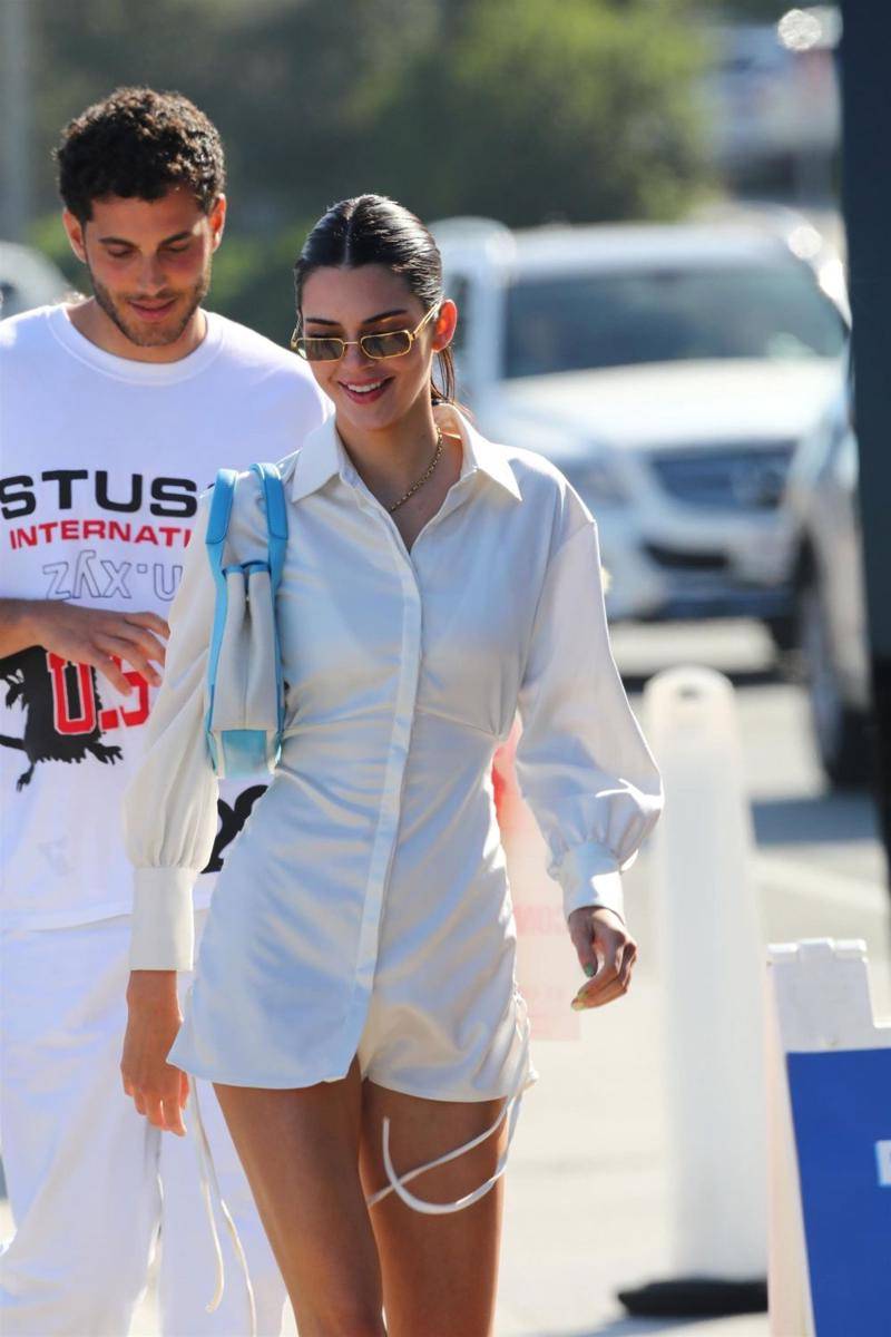 penampilan Kendall Jenner dengan outfit putih (popsugar.com)