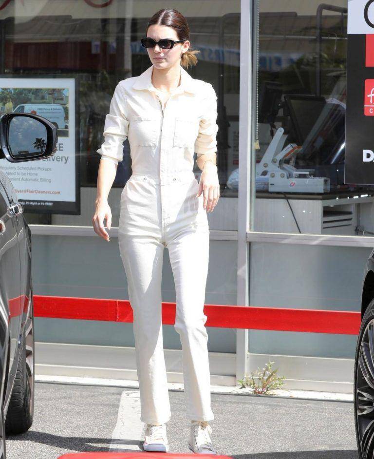 penampilan Kendall Jenner dengan outfit putih (denimology.com)