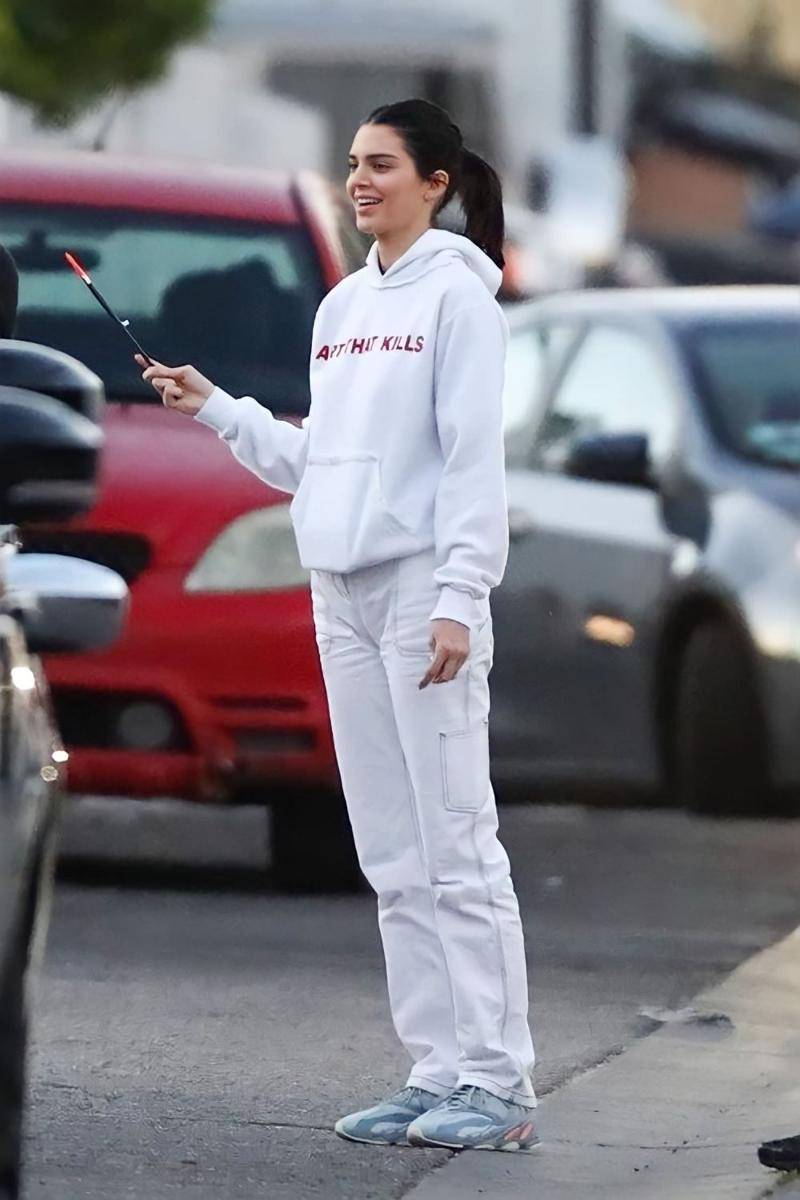 penampilan Kendall Jenner dengan outfit putih (whowhatwear.com)